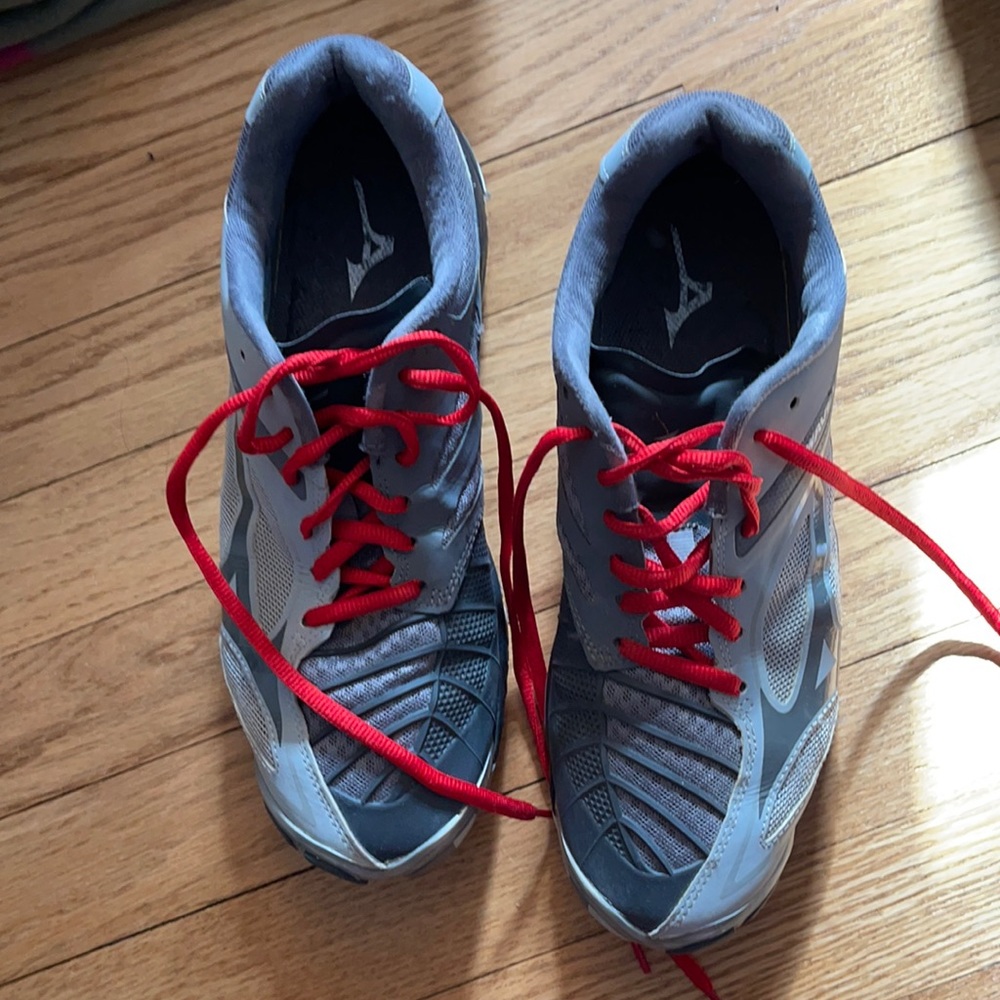 Women’s grey volleyball shoe